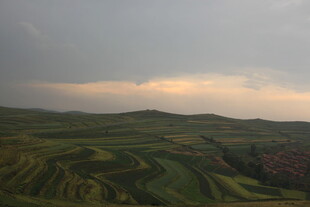 黄昏下的梯田田园风光