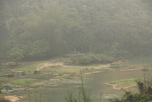 山间迷雾中的静谧河流