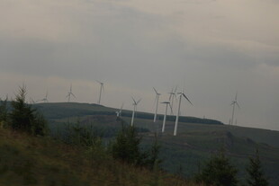 山坡上的风力发电机组