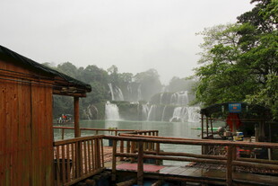 雾中湖畔木屋观景台