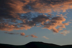 夕阳下的绚丽云彩与山峦