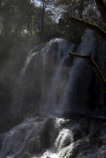 山林间的潺潺瀑布美景