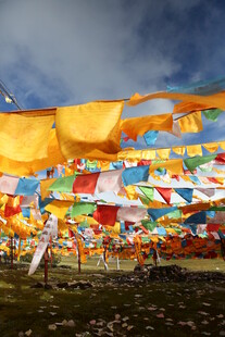 五彩经幡飘扬于天地间