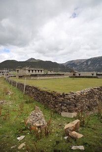 乡村田野石墙与远山风景