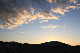 夕阳下的山峦与彩云