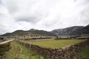 草原边的石墙建筑与远山