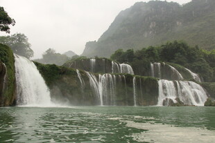 壮观瀑布下的山水美景