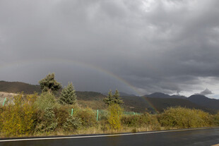 公路边雨后天际现美丽彩虹