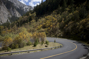 山间蜿蜒公路秋景