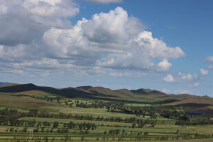 广袤草原上的蓝天白云