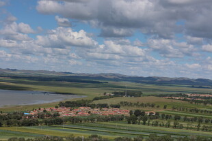 田园风光下的村庄与河流