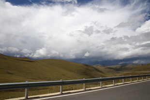 公路边的壮美草原云天景