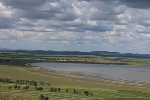 广阔草原上的宁静湖泊