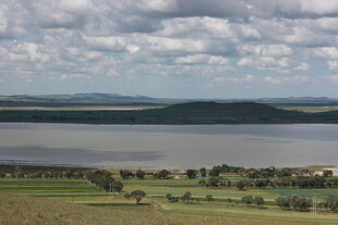 湖畔田园风光美景