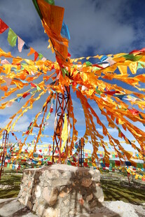 草原上飘扬的五彩经幡