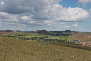 草原山丘间的壮阔风景