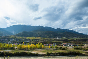 山间村落秋景 云绕青山