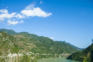 青山绿水间的秀丽风光