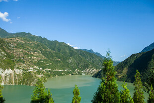 青山绿水间的秀丽湖景