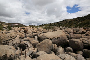 荒野中的嶙峋巨石景观
