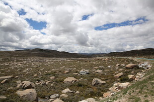 荒野碎石景观 云绕山峦