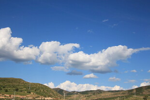 蓝天白云下的山峦美景