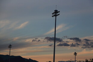 黄昏下的体育场照明灯塔