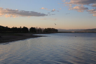 黄昏下宁静的海滨景色