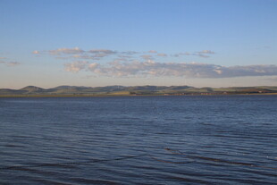 宁静水域与远处天际线