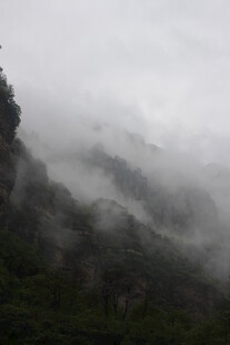 云雾缭绕的山间景致