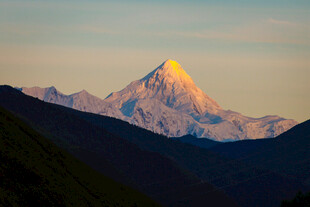 壮丽雪山日出美景
