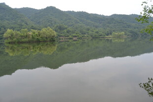 宁静山水湖景风光图