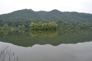 山水相依的静谧湖面