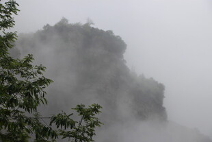 云雾缭绕的山峰景色