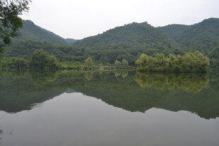 宁静山水湖景倒影画面