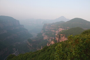 壮美山峦间的翠绿景致