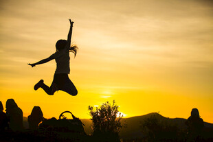 夕阳下人物跃起的动感瞬间