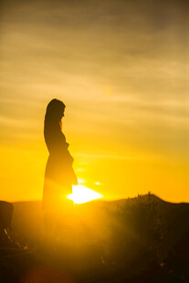 夕阳下的人物剪影