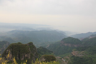 山峦叠嶂的壮美自然景观