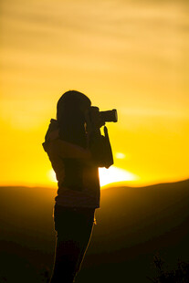 夕阳下的摄影师剪影
