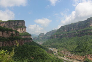 壮丽山峦间的翠绿峡谷