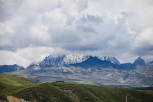 壮丽雪山与草原景观