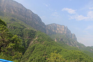 壮丽山峦与繁茂植被景观