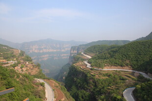 山间蜿蜒公路与壮丽峡谷