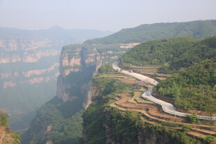 悬崖边蜿蜒的壮美公路