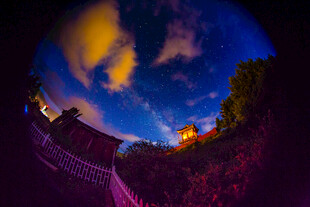 梦幻夜景下的城市风光