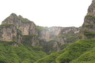 青山巍峨间的壮丽风光