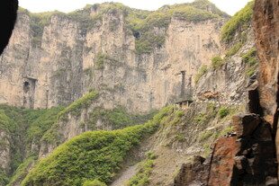 险峻山崖绿意点缀