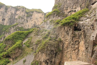 险峻山间绿意盎然的峭壁