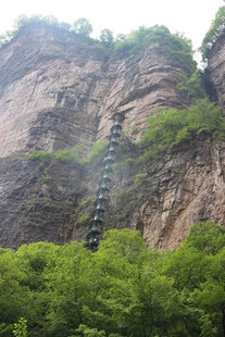 陡峭山崖旁的绿色植被